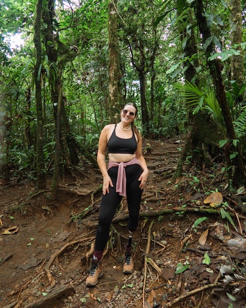 Frau auf Wanderung im Dschungel lächelnd