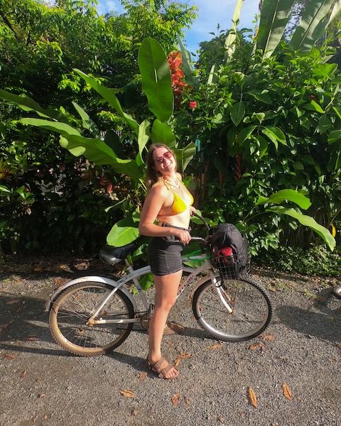 Frau auf Fahrrad lächelnd