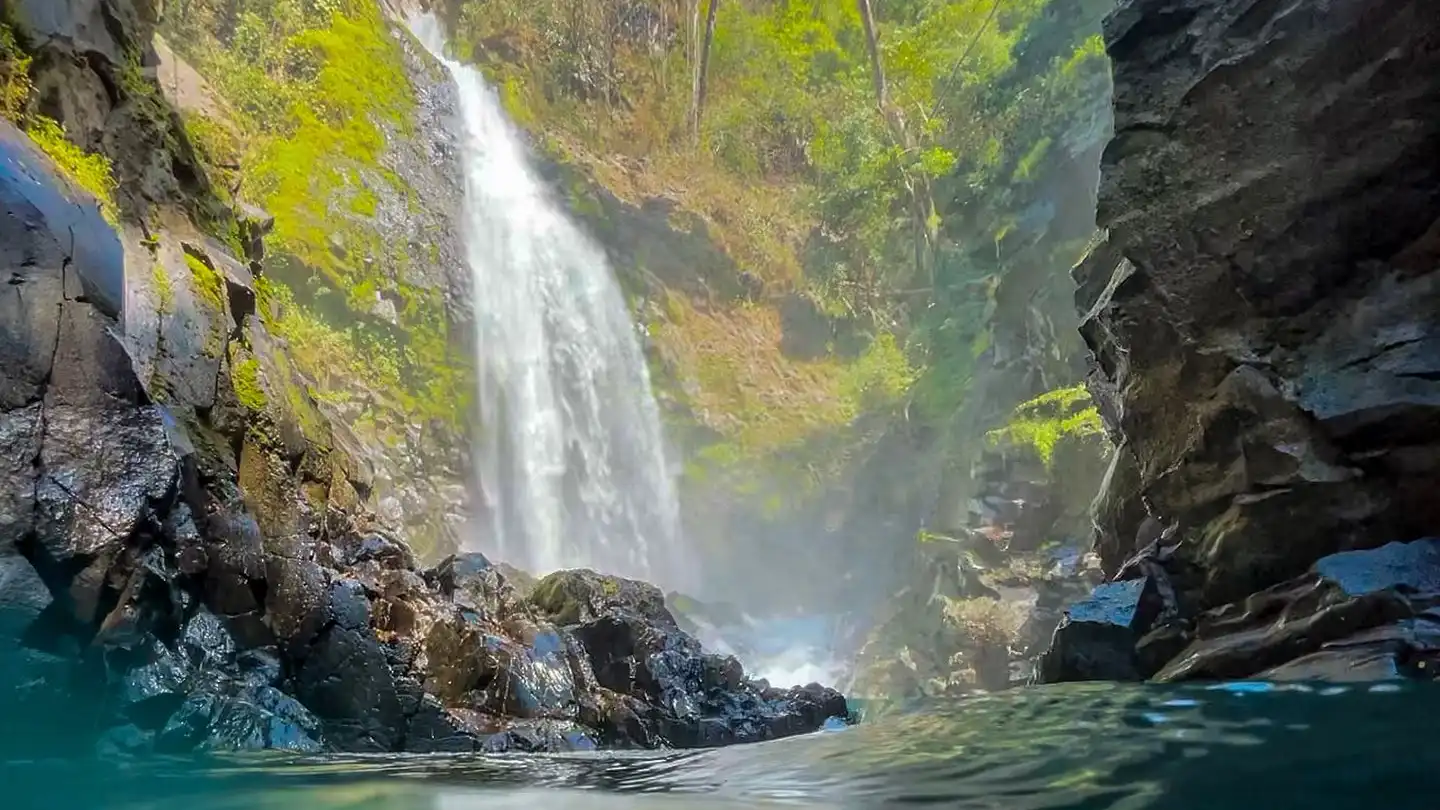 Ein Wasserfall in der Mitte eines Gewässers.