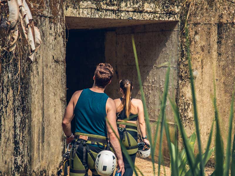 Ein Mann und eine Frau kommen aus einer Höhle.