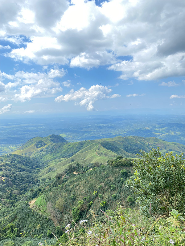 Ein malerischer Blick auf eine Bergkette mit Wolken am Himmel.