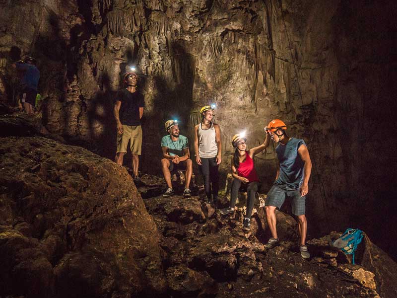 Eine Gruppe von Menschen steht in einer Höhle.