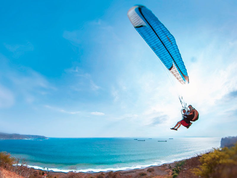 Ein Mann, der auf einem Kiteboard durch die Luft fliegt