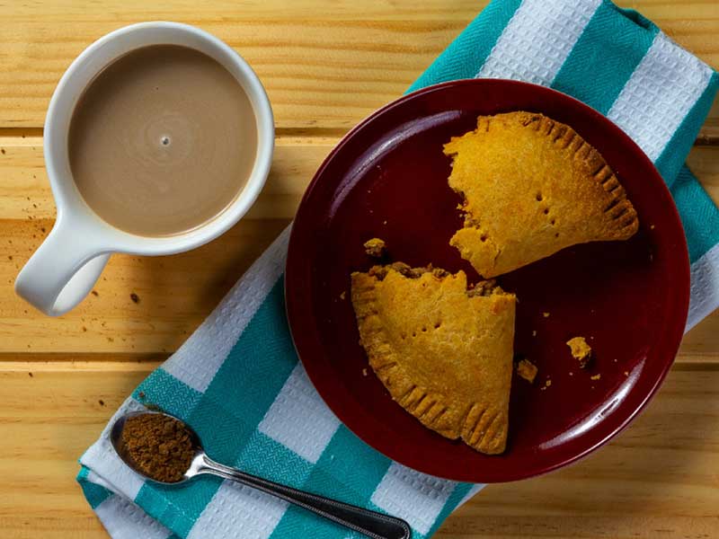 Zwei Stücke Kuchen auf einem Teller neben einer Tasse Kaffee 