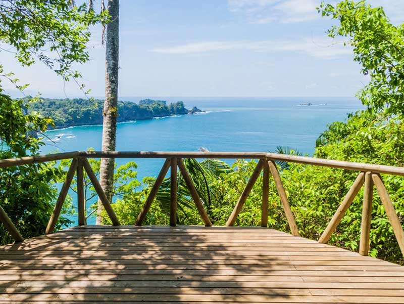 Ein Holzdeck mit Blick auf das Meer.
