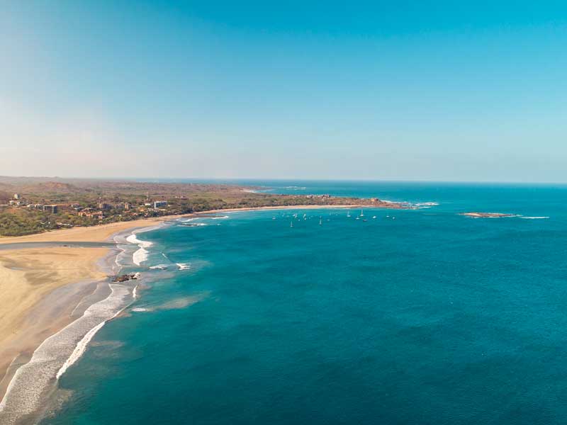 Luftaufnahme von Meer und Strand