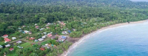 Eine Luftaufnahme der Hotels direkt am Meer