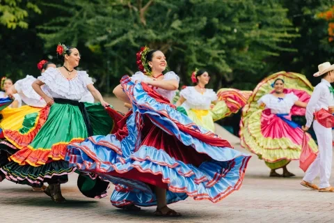 Frau, die ihren Rock wirbelt