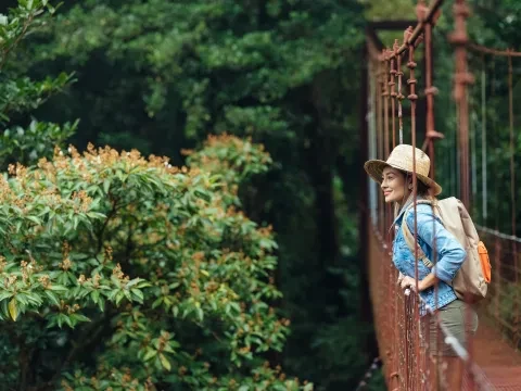 Frau auf der Brücke