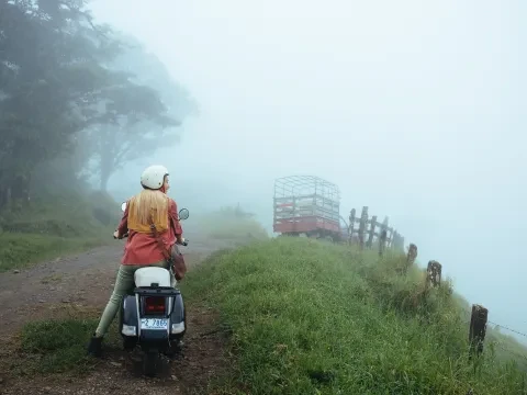 Frau auf Moped-Roller