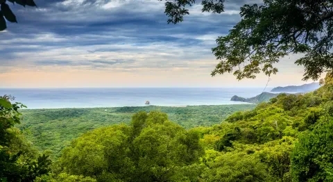 Blick auf die Pazifikküste im Nationalpark Santa Rosa in Costa Rica