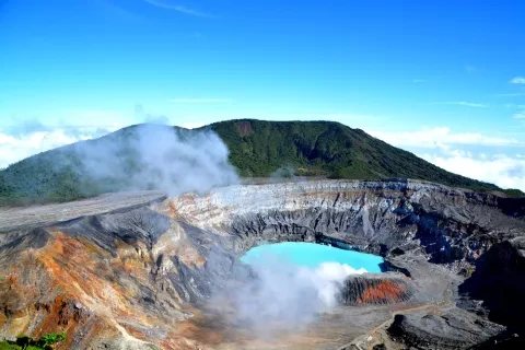 Der Krater und der See des Vulkans Poás in Costa Rica