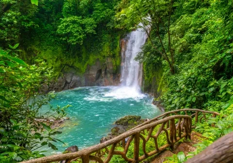 Wasserfall und Naturpool mit türkisfarbenem Wasser des Rio Celeste im Nationalpark des Vulkans Tenorio