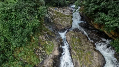 Landschaft mit einem gewaltigen Wasserfall mitten im Dschungel von Costa Rica von üppiger Vegetation im Barbilla-Nationalpark