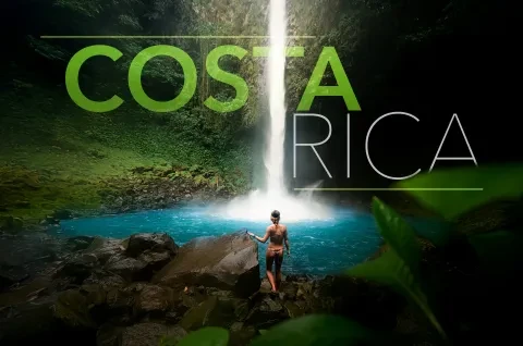 Frau vor einem Wasserfall im Dschungel von Costa Rica
