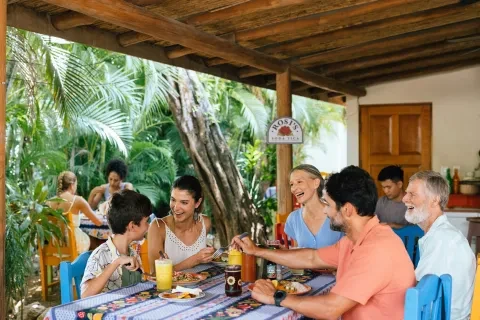 Die Familie isst gemeinsam in einem Restaurant