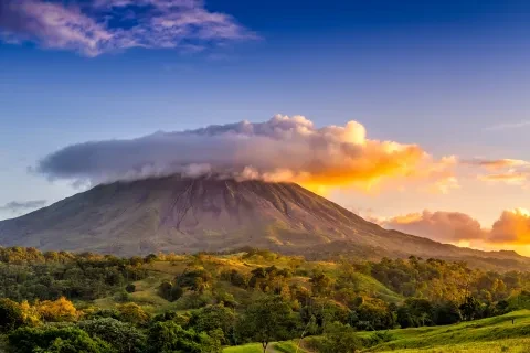 Der Vulkan Arenal unter den Wolken