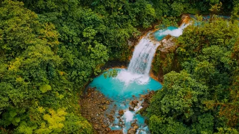 Luftaufnahme eines Wasserfalls im Dschungel