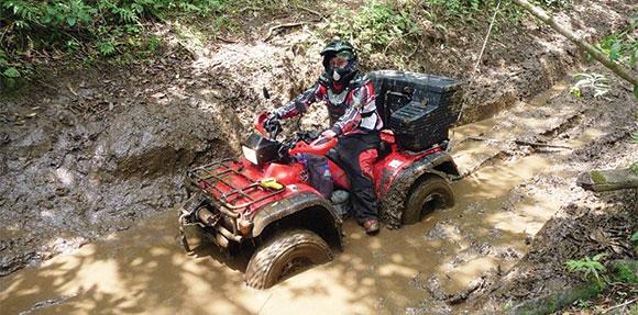 atv im schlamm