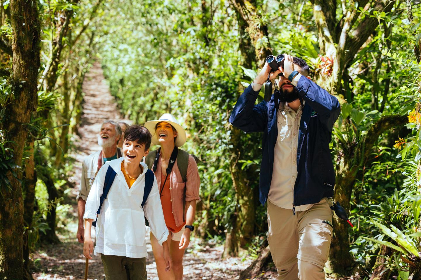 gruppe-vogelbeobachtung-nahaufnahme-curi-cancha-reserve-monteverde