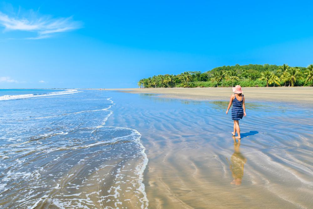 Mädchen beim Wandern im Nationalpark Marino Ballena