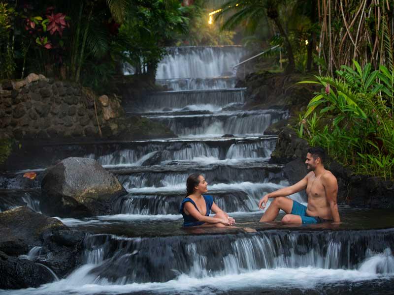 Paar im Wasserfall
