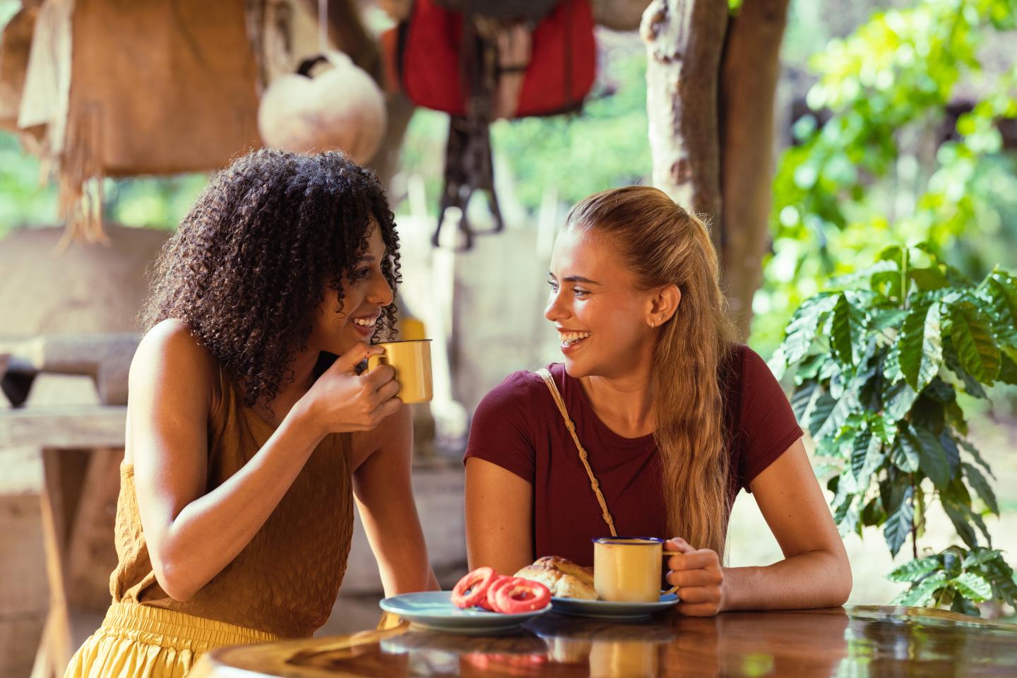 frauen-trinken-kaffee-el-sitio-don-pedro-nicoya
