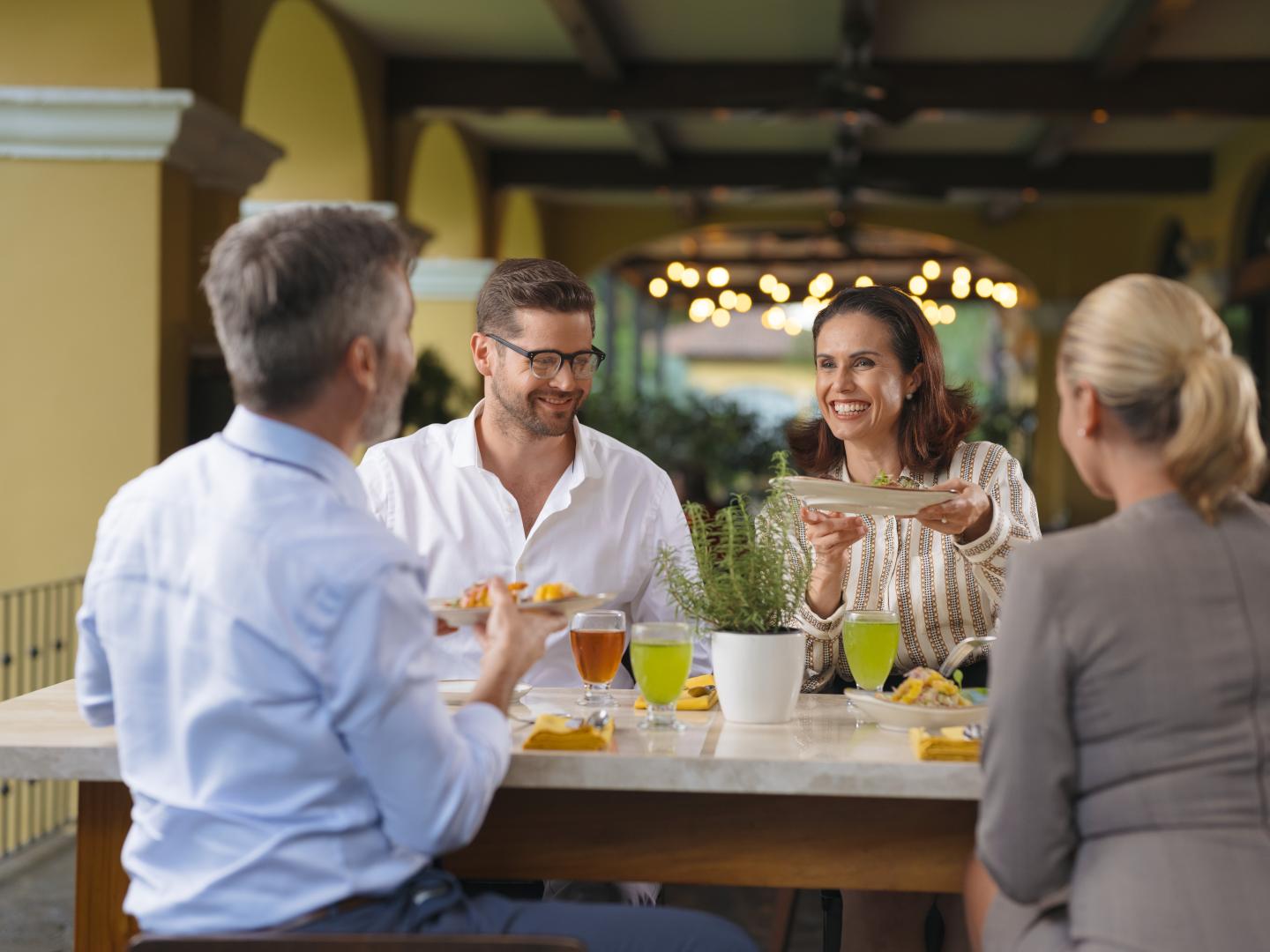 Gruppe von Menschen beim Brunch