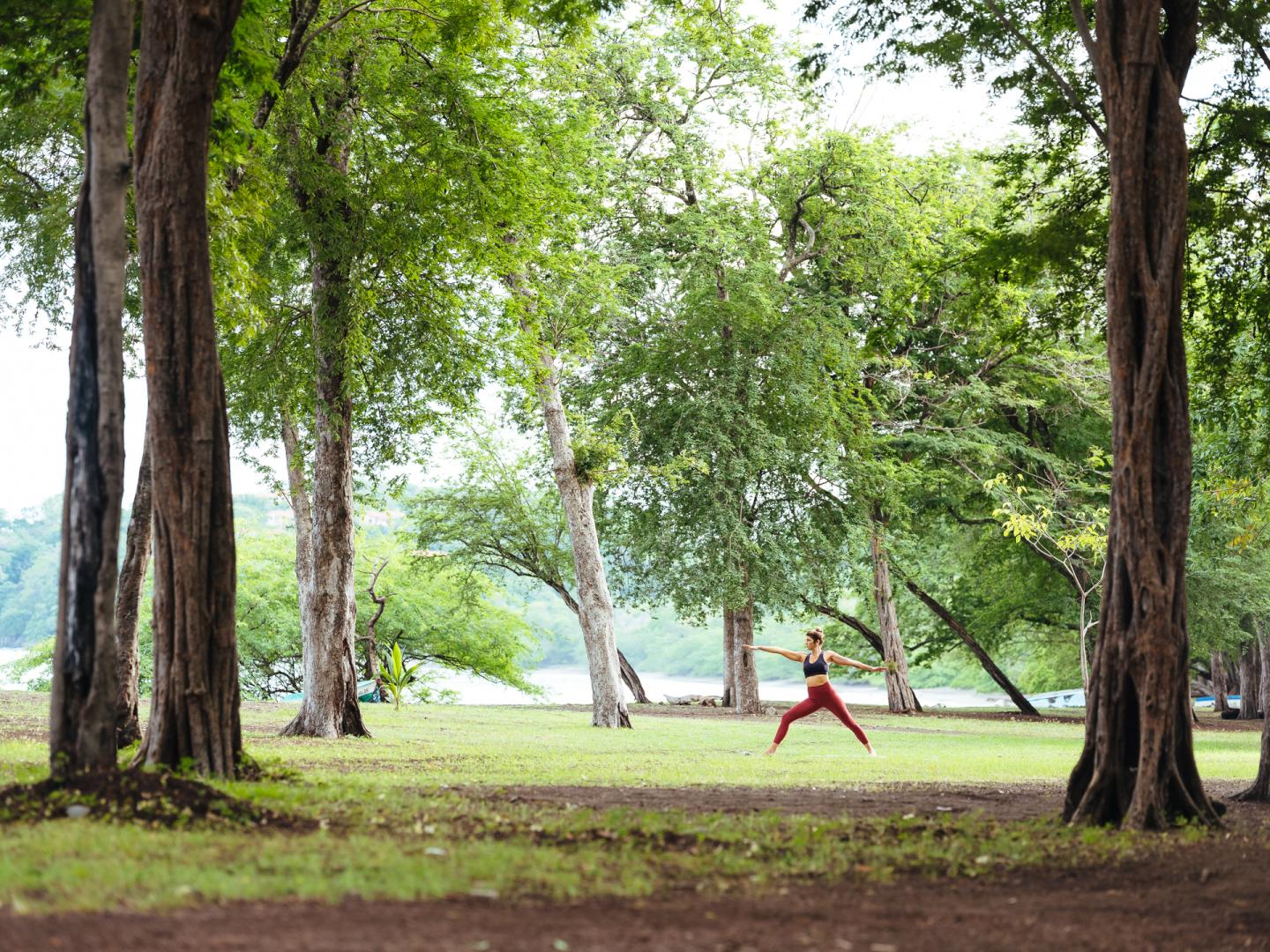 Frau macht Yoga im Park