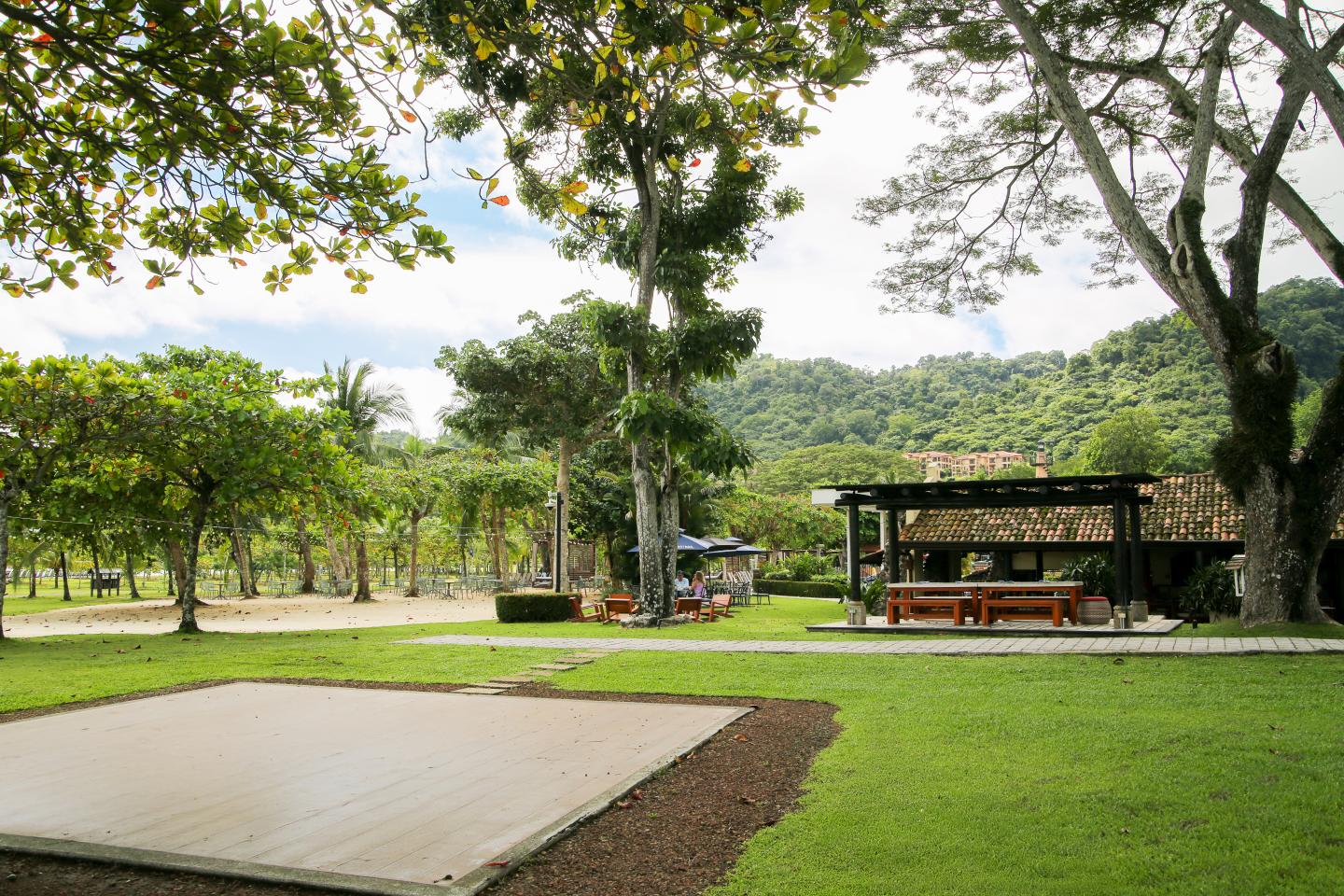 Außenbereich eines Wellness-Retreats