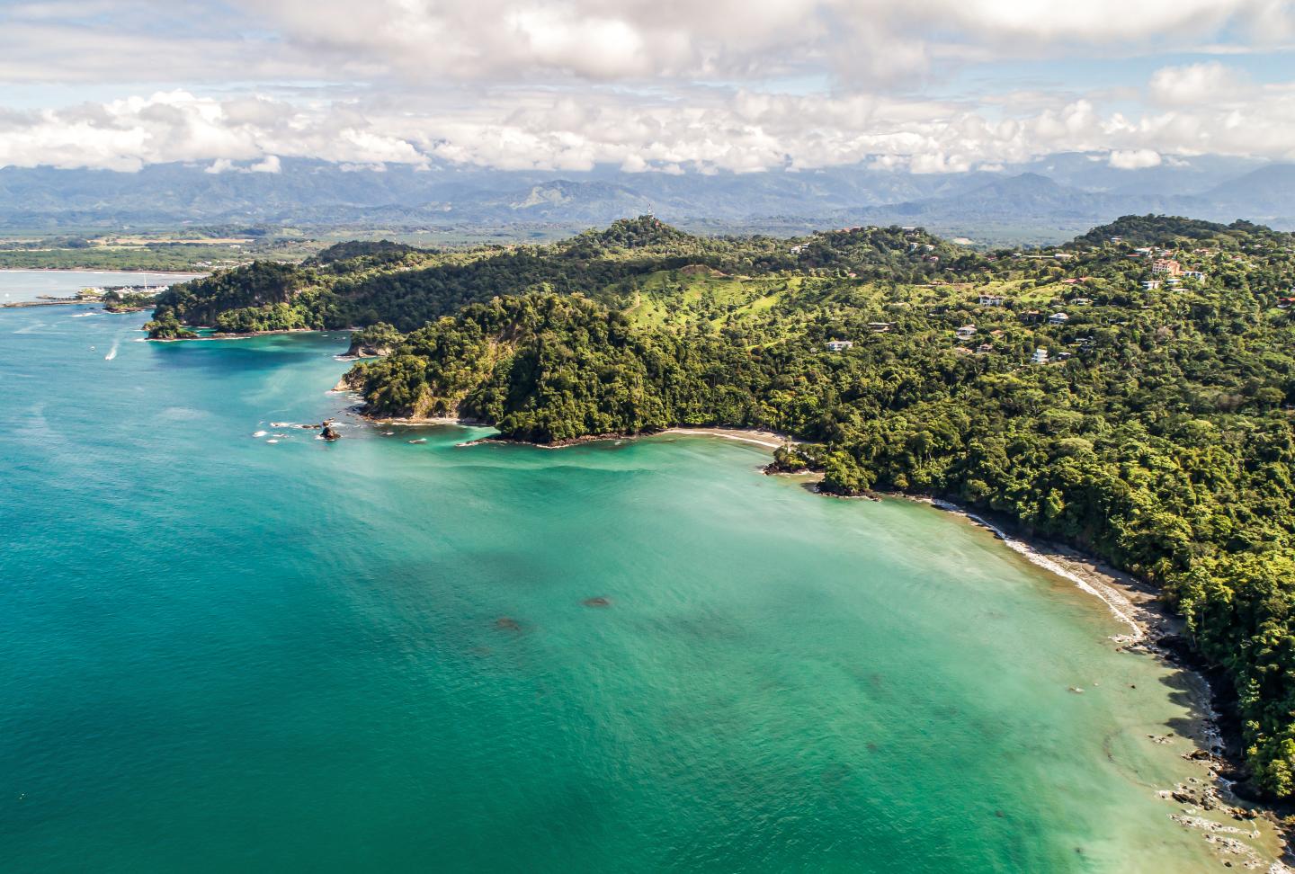 Luftaufnahme des tropischen Strandes Biesanz und der Küste in der Nähe des Nationalparks Manuel Antonio, Costa Rica