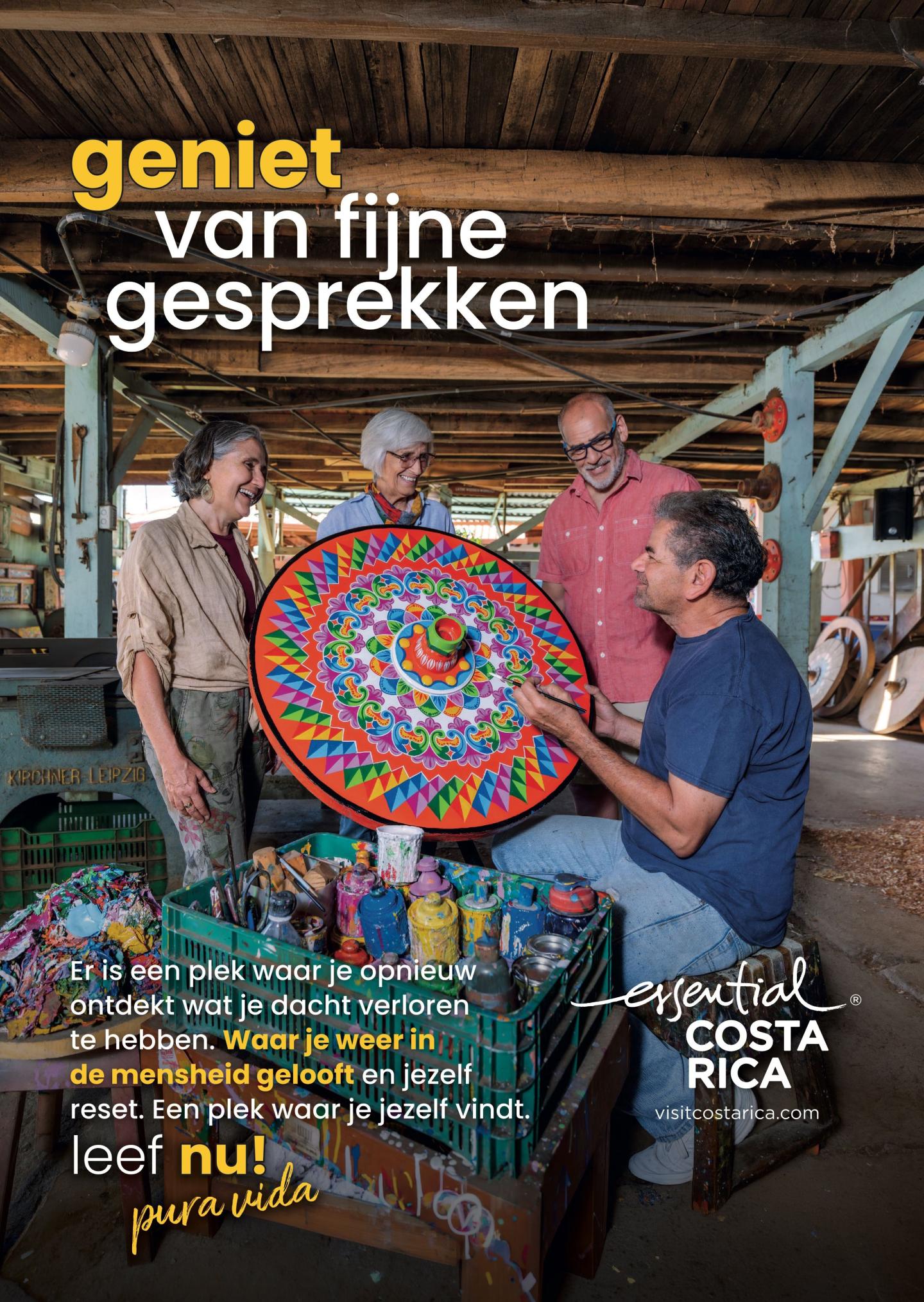 Anzeige mit einem Foto von vier Personen in einer Werkstatt, die sich mit einem Handwerker unterhalten, während dieser ein farbenfroh bemaltes, rundes Kunstwerk in den Händen hält. Überschrift: „Genießen Sie angenehme Gespräche“. Logo: „esencial Costa Rica, visitcostarica.com.