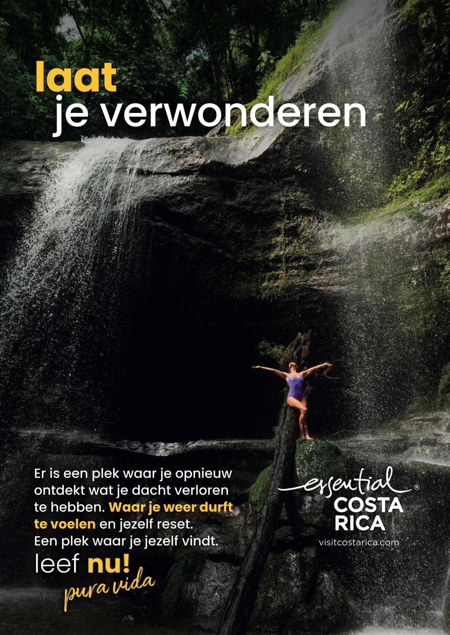 Anzeige mit dem Foto eines Wasserfalls in einem üppigen Regenwald; eine Person steht mit ausgebreiteten Armen auf einem Baumstamm vor dem Wasserfall. Überschrift: „Lass dich verzaubern“. Logo: „esencial Costa Rica, visitcostarica.com.