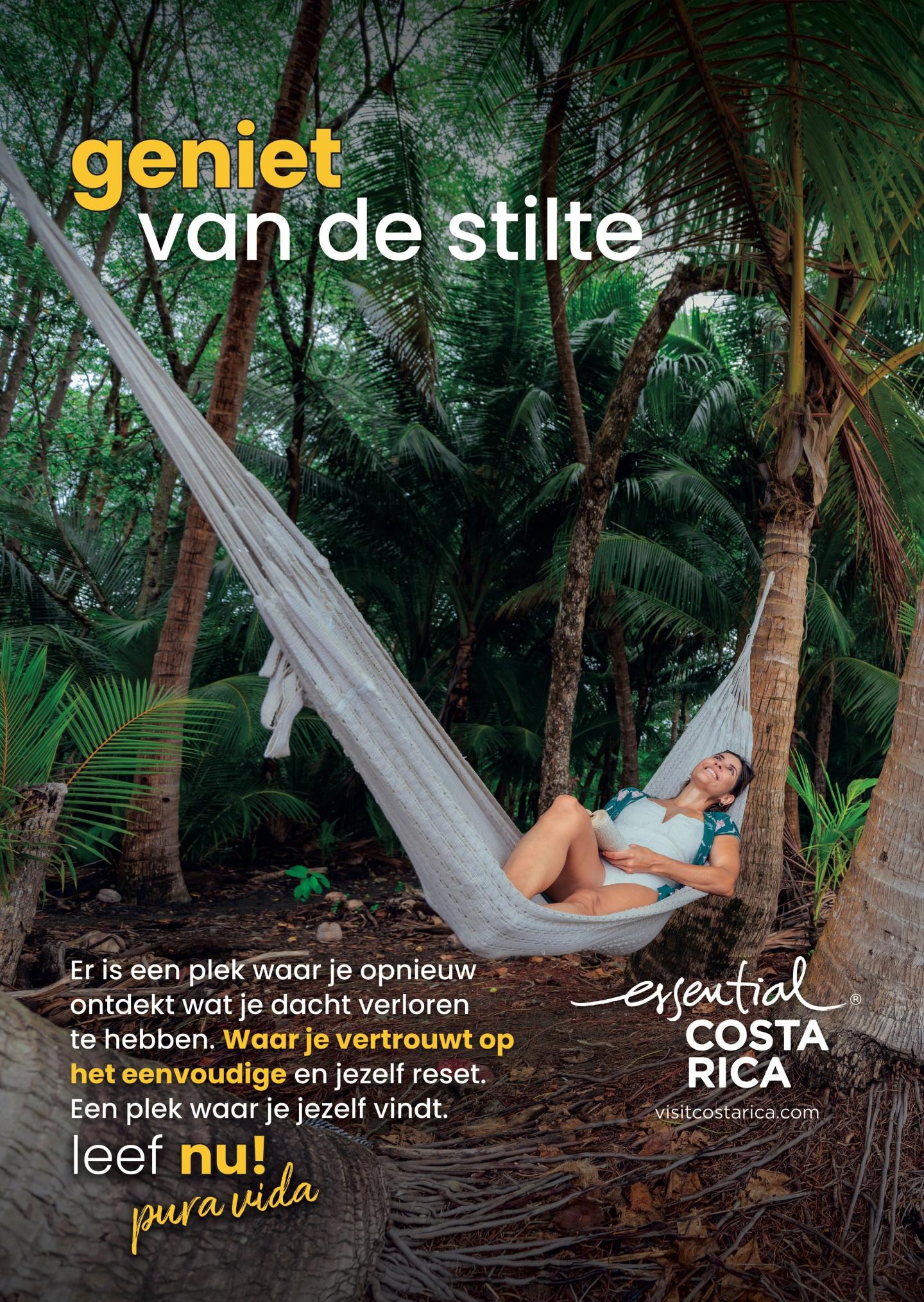 Anzeige mit dem Foto einer Frau, die sich in einer Hängematte zwischen Palmen in tropischer Umgebung entspannt. Überschrift: „Genießen Sie die Stille“. Logo: „esencial Costa Rica, visitcostarica.com.