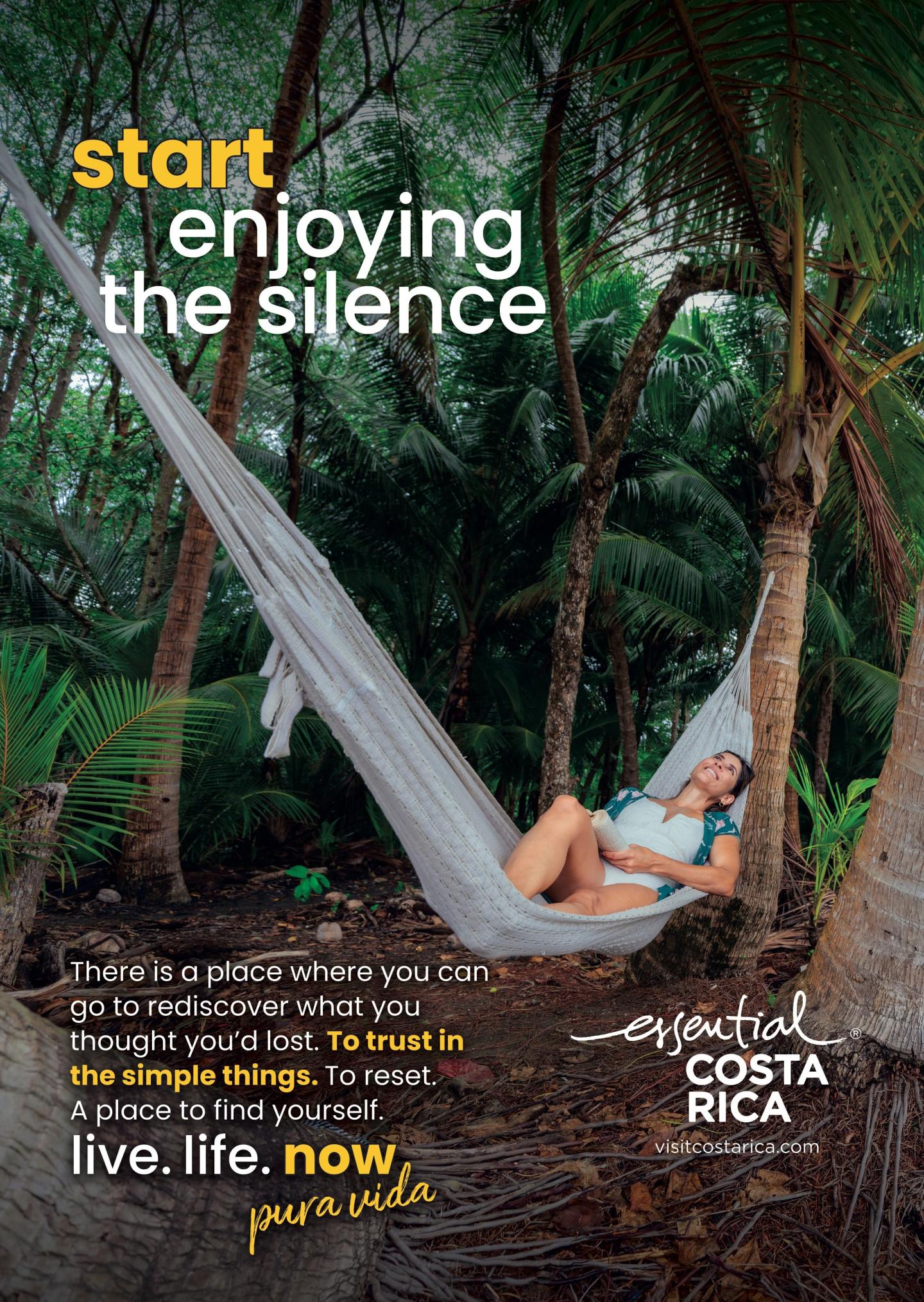 Anzeige, die eine Frau zeigt, die sich in einer Hängematte zwischen Palmen in tropischer Umgebung entspannt. Überschrift: „Genießen Sie die Stille“. Branding: „esencial Costa Rica, visitcostarica.com.