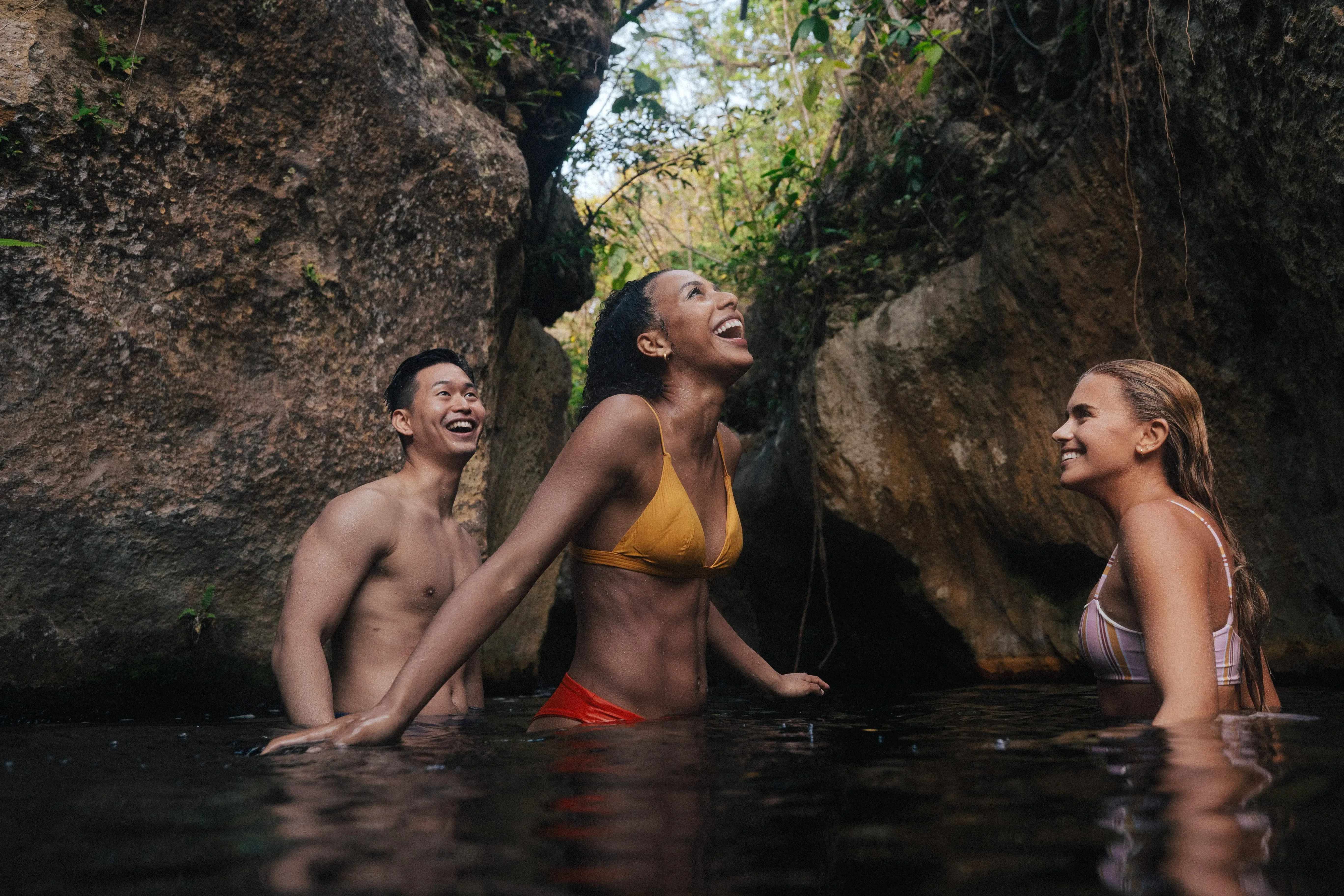 Freunde im Wasserfall